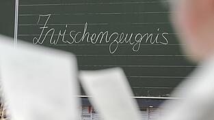 Wenn das Zwischenzeugnis stresst, kann ein Telefongespr&auml;ch mit der Familienberatung des Kinderschutzbunds helfen. Das Zeugnistelefon hat die Nummer 09421/7899-345.