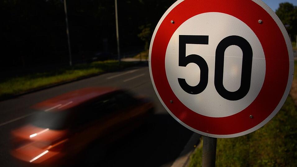 Ein knappes Dutzend Verkehrsschilder für Tempolimits und Hinweise auf eine Baustelle sind in der Oberpfalz gestohlen worden,. (Symboldbild) Ein knappes Dutzend Verkehrsschilder für Tempolimits und Hinweise auf eine Baustelle sind in der Oberpfalz gestohlen worden,. (Symboldbild)