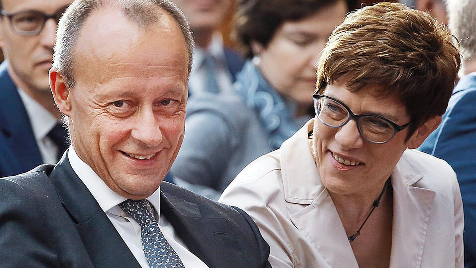 Friedrich Merz zog gegen Annegret Kramp-Karrenbauer den Kürzeren - und führte den Wahlkampf dennoch weiter. Friedrich Merz zog gegen Annegret Kramp-Karrenbauer den Kürzeren - und führte den Wahlkampf dennoch weiter.