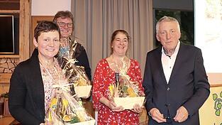 Zum Dank für die Arbeit mit den Kindern in der Natur dankte Johannes Selmansberger (r.) Barbara Meisinger-Heindl, Stefan Högl stellvertretend für seine erkrankte Frau Birgit Högl sowie Ulrike Kainz. Zum Dank für die Arbeit mit den Kindern in der Natur dankte Johannes Selmansberger (r.) Barbara Meisinger-Heindl, Stefan Högl stellvertretend für seine erkrankte Frau Birgit Högl sowie Ulrike Kainz.