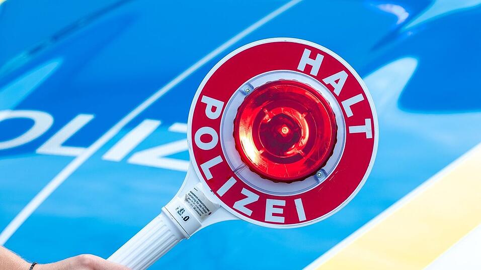 Bei der Kontrolle entdeckten die Beamten ein Drogenversteck im Bereich der R&uuml;cksitzbank. (Symbolbild)