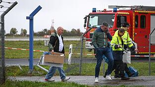 Nachdem ein Zaun am Flughafen Leipzig/Halle stark beschädigt wurde, ermittelt die Polizei in alle Richtungen. Nachdem ein Zaun am Flughafen Leipzig/Halle stark beschädigt wurde, ermittelt die Polizei in alle Richtungen.