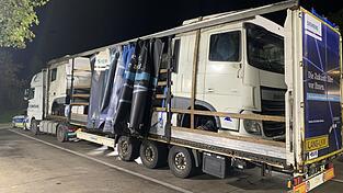 Dieser Lastwagen war auf dem Weg nach Jordanien und hatte zwei Sattelzugmaschinen geladen. Das Dach des Anhängers hatte der Fahrer entfernt, damit die geladenen Sattelzugmaschinen nach oben hinaus ragen konnten. Dieser Lastwagen war auf dem Weg nach Jordanien und hatte zwei Sattelzugmaschinen geladen. Das Dach des Anhängers hatte der Fahrer entfernt, damit die geladenen Sattelzugmaschinen nach oben hinaus ragen konnten.