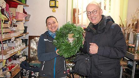 Floristin Martina Beiderbeck und Redakteur Josef Heigl: jeder hält seine Hälfte des gemeinsam gebundenen Adventskranzes. Floristin Martina Beiderbeck und Redakteur Josef Heigl: jeder hält seine Hälfte des gemeinsam gebundenen Adventskranzes.