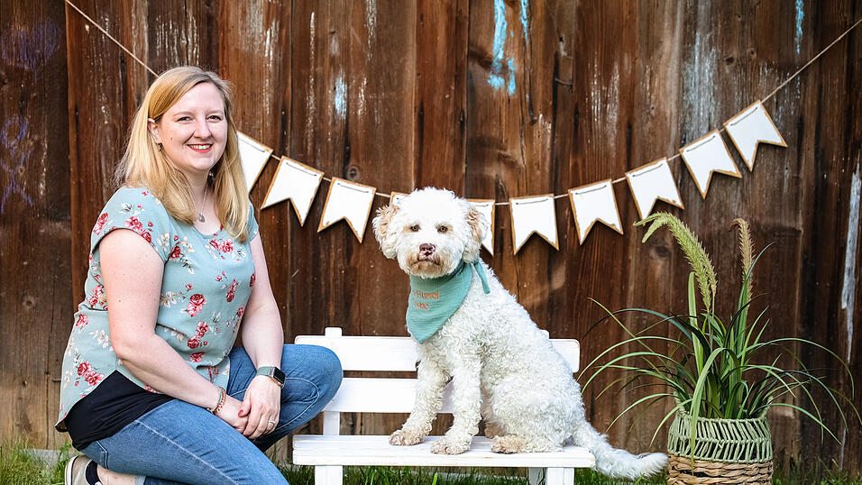 Kita-Leiterin Christina Dommer und Kita-Hund Cosmo.