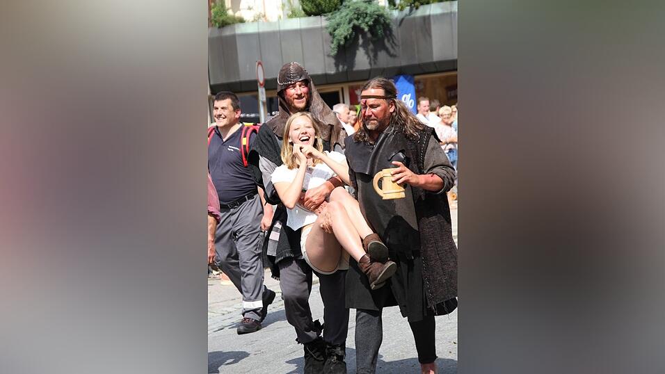 Die schönsten Augenblicke des historischen Drachenstich-Festzuges 2016. Die schönsten Augenblicke des historischen Drachenstich-Festzuges 2016.