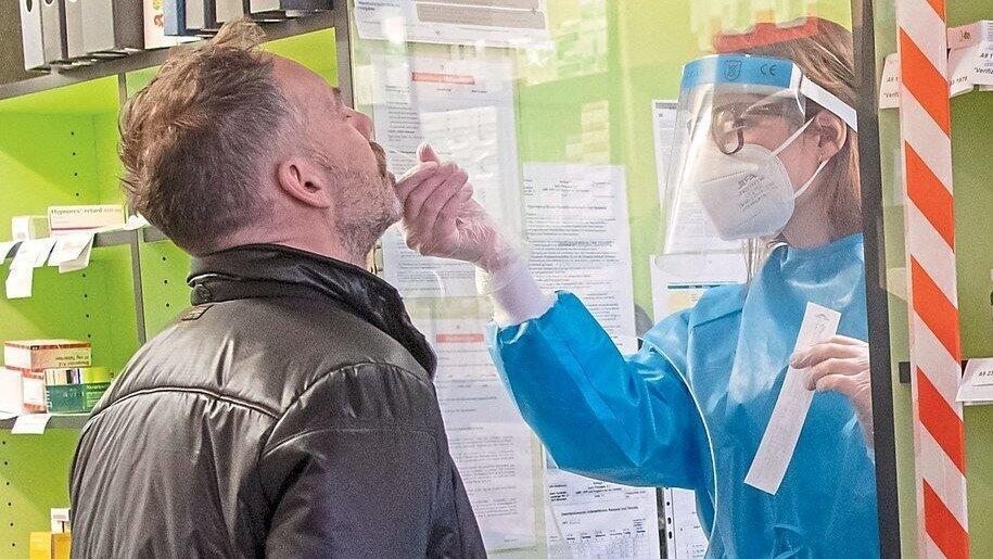 So oder so ähnlich sieht es aus, wenn Kunden bayerischer Apotheken (ohne Erkältungssymptome) für einen Corona-Schnelltest ein Nasenabstrich entnommen wird. So oder so ähnlich sieht es aus, wenn Kunden bayerischer Apotheken (ohne Erkältungssymptome) für einen Corona-Schnelltest ein Nasenabstrich entnommen wird.