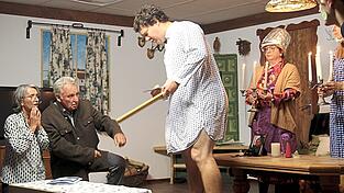 Irgendwann fliegt auch bei der „Theaterblos’n Oach“ der Schwindel auf. Irgendwann fliegt auch bei der „Theaterblos’n Oach“ der Schwindel auf.