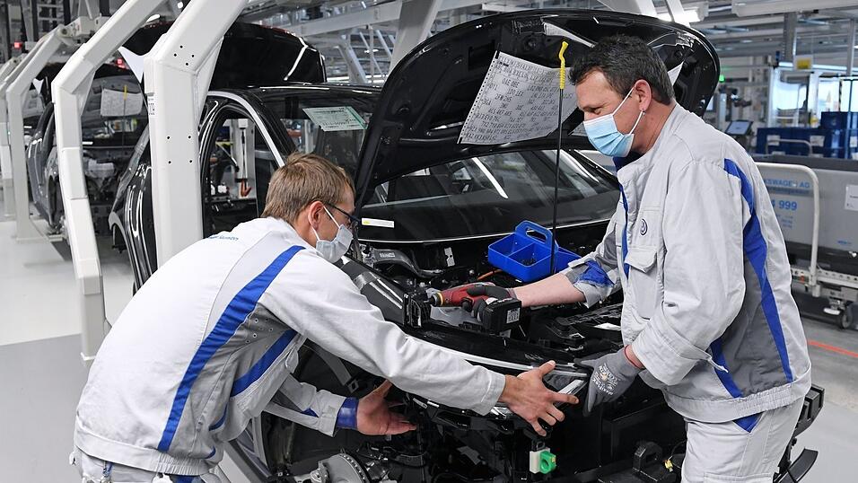 Beim Autobauer Volkswagen l&auml;uft nach mehr als f&uuml;nf Wochen Corona-Stillstand die Fahrzeugproduktion wieder an. Das Stammwerk in Wolfsburg beginnt an diesem Montag; in Zwickau (Foto) wird schon seit ein paar Tagen wieder gearbeitet.