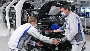 Beim Autobauer Volkswagen l&auml;uft nach mehr als f&uuml;nf Wochen Corona-Stillstand die Fahrzeugproduktion wieder an. Das Stammwerk in Wolfsburg beginnt an diesem Montag; in Zwickau (Foto) wird schon seit ein paar Tagen wieder gearbeitet.
