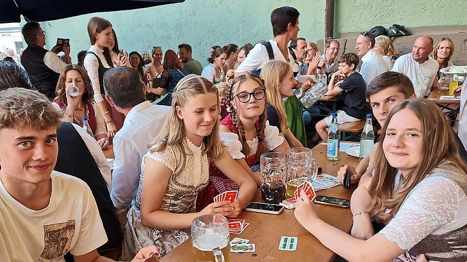 Diese Spielmannsz&uuml;gler nutzten das Treffen zum Karteln.