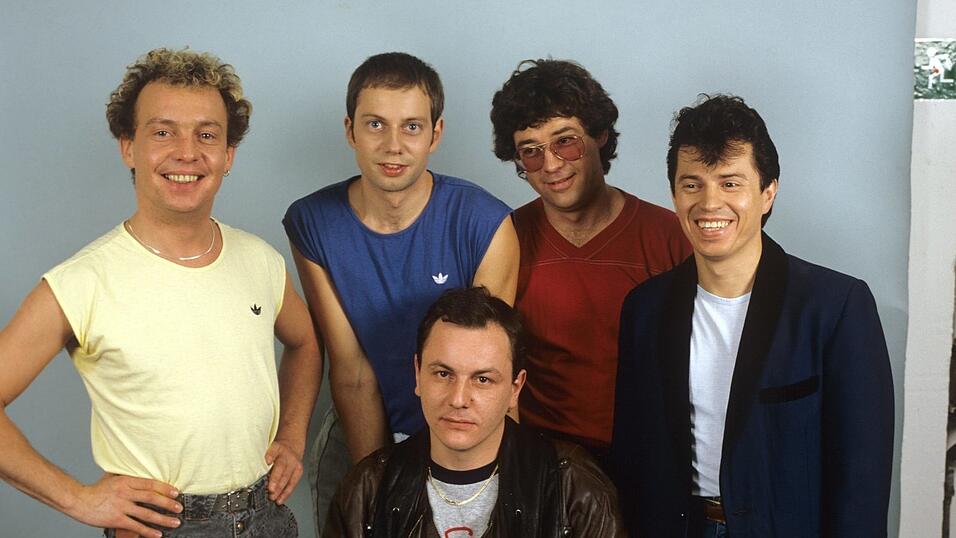 Die Spider Murphy Gang um Franz Trojan (vorne sitzend) auf einem Foto aus dem Jahr 1983. Trojan ist am 15. September im Alter von 64 Jahren gestorben.