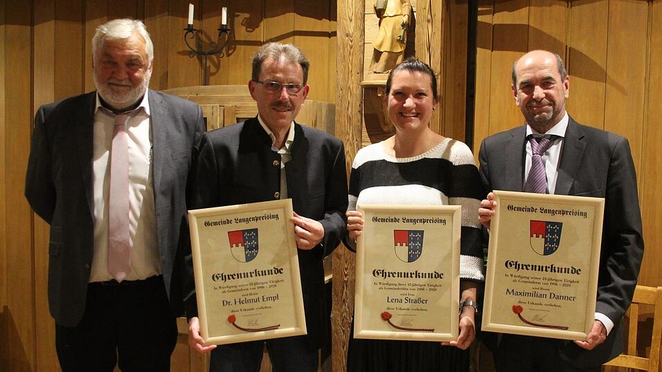 Die ausgeschiedenen Gemeinderäte (v. r.) Maximilian Danner, Lena Straßer und Dr. Helmut Empl wurden von Bürgermeister Josef Straßer im Rahmen einer Ehrung verabschiedet. Die ausgeschiedenen Gemeinderäte (v. r.) Maximilian Danner, Lena Straßer und Dr. Helmut Empl wurden von Bürgermeister Josef Straßer im Rahmen einer Ehrung verabschiedet.