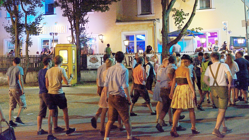 Volksfestnachtschwärmer 2017.