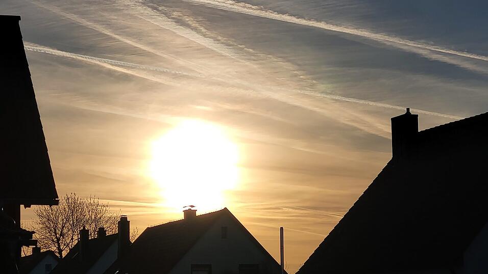 Louise Waschk hat beim Reinholen der LZ den Sonnenaufgang &uuml;ber W&ouml;rth fotografiert.