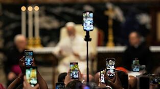 Es sind längst nicht mehr nur Rosenkränze: Die Kirche setzt nun auch auf Smartphones. (Archivbild)