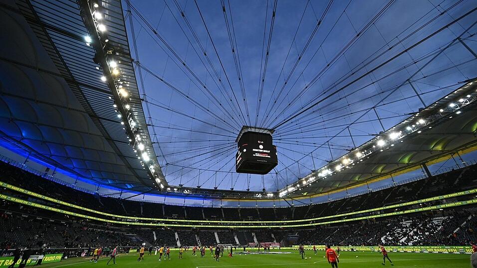 DEUTSCHE BANK PARK: In der furiosen Europa-League-Saison bebte die Arena von Eintracht Frankfurt regelrecht. Die Kapazität liegt bei etwa 50.000 Zuschauern. 1974 fand hier das Eröffnungsspiel der WM zwischen Brasilien und Jugoslawien statt. In Frankfurt werden vier Gruppenspiele und eine Achtelfinalbegegnung ausgetragen. DEUTSCHE BANK PARK: In der furiosen Europa-League-Saison bebte die Arena von Eintracht Frankfurt regelrecht. Die Kapazität liegt bei etwa 50.000 Zuschauern. 1974 fand hier das Eröffnungsspiel der WM zwischen Brasilien und Jugoslawien statt. In Frankfurt werden vier Gruppenspiele und eine Achtelfinalbegegnung ausgetragen.