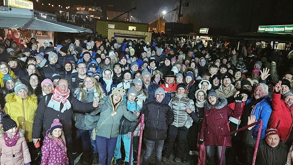 Unter den G&auml;sten herrschte Partystimmung pur am Fu&szlig;e des Hohenbogen.