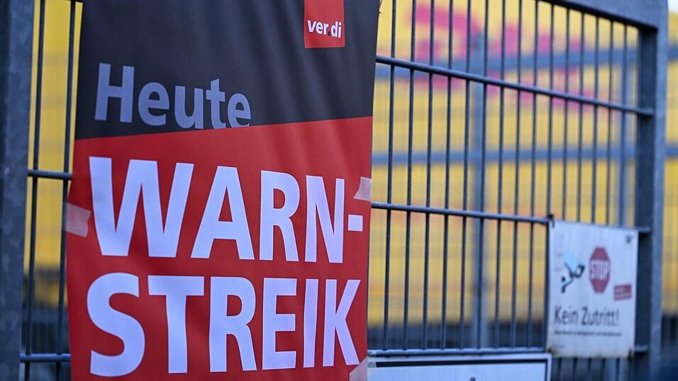Ein Warnstreik-Plakat an einer DHL-Zustellbasis Ende Januar - an anderen Standorten des Bonner Logistikers wird nun erneut gestreikt. Ein Warnstreik-Plakat an einer DHL-Zustellbasis Ende Januar - an anderen Standorten des Bonner Logistikers wird nun erneut gestreikt.