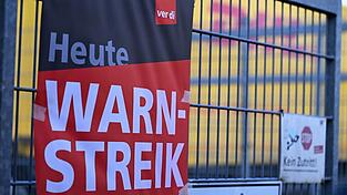 Ein Warnstreik-Plakat an einer DHL-Zustellbasis Ende Januar - an anderen Standorten des Bonner Logistikers wird nun erneut gestreikt.