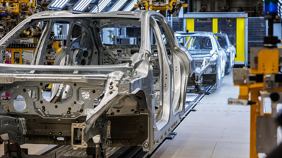 Im Karosseriebau nehmen die Fahrzeuge Form an. Im Karosseriebau nehmen die Fahrzeuge Form an.