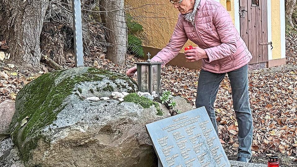 An die 20 Menschen aus dem Landkreis Amberg-Sulzbach, die bei der Katastrophe von Kaprun gestorben sind, erinnert der Gedenkstein in Unterweißenbach. Marianne Gradl pflegt die kleine Gedenkstätte. An die 20 Menschen aus dem Landkreis Amberg-Sulzbach, die bei der Katastrophe von Kaprun gestorben sind, erinnert der Gedenkstein in Unterweißenbach. Marianne Gradl pflegt die kleine Gedenkstätte.