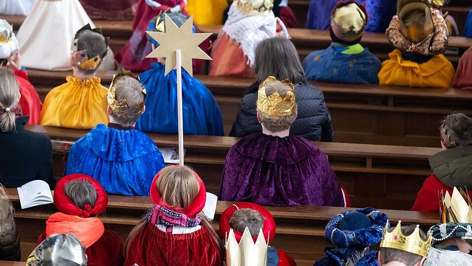 In Bayern sind zahlreiche Mädchen und Buben als Sternsinger unterwegs. (Archivbild) In Bayern sind zahlreiche Mädchen und Buben als Sternsinger unterwegs. (Archivbild)