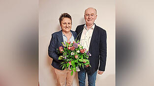 Buchhofens neue B&uuml;rgermeisterin, Bettina Huber mit ihrem Vorg&auml;nger im Amt, Josef Friedberger.