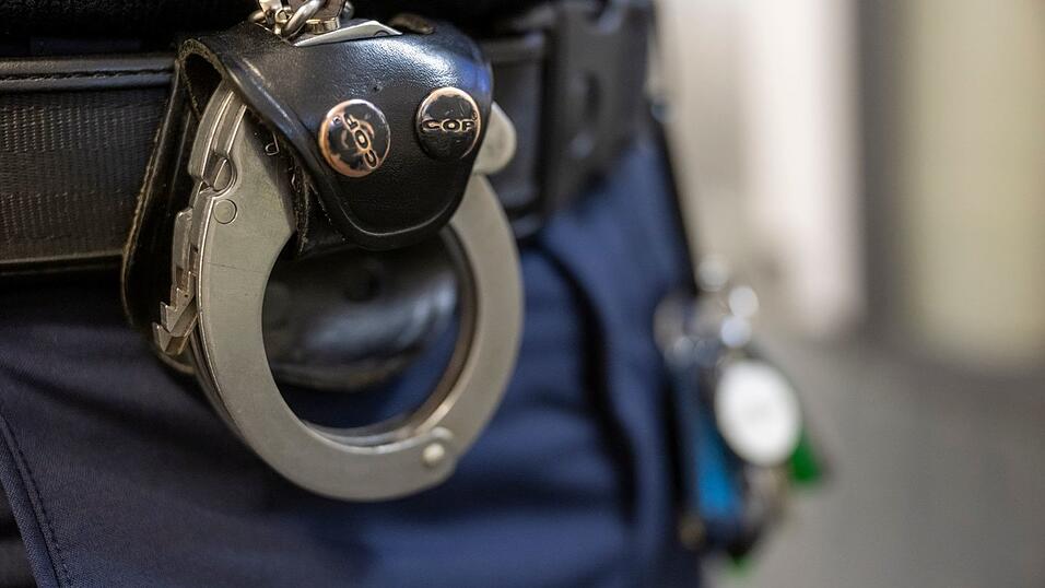Polizisten nehmen den betrunkenen Mann fest. (Symbolbild)