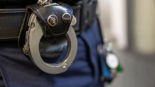 Polizisten nehmen den betrunkenen Mann fest. (Symbolbild) Polizisten nehmen den betrunkenen Mann fest. (Symbolbild)