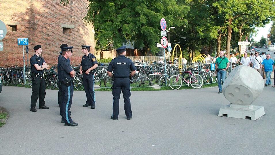 Die Bereitschaftspolizei und die Polizisten der Polizeiinspektion Straubing sind am Volksfest gemeinsam unterwegs und sorgen f&uuml;r einen reibungslosen Ablauf.