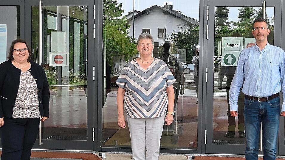 Angela Saller (Mitte) ist die neue Schulleiterin der Hans-Glas-Schule. Stellvertretende Schulleiterin Monika Urlberger und Personalratsvorstand Eugen Aurbach heißen sie willkommen. Angela Saller (Mitte) ist die neue Schulleiterin der Hans-Glas-Schule. Stellvertretende Schulleiterin Monika Urlberger und Personalratsvorstand Eugen Aurbach heißen sie willkommen.