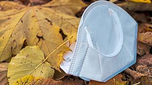 Wird die Herbst-Zeit wieder zur Corona-Zeit? Zumindest ein Wiederaufleben der Maskenpflicht in bestimmten Bereichen scheint wahrscheinlich, sagen Mediziner.