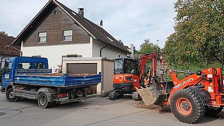 Bis Ende des Jahres sollen die Tiefbauarbeiten für den Breitbandausbau abgeschlossen sein. Aktuell wird in der Höllbachstraße gearbeitet. Bis Ende des Jahres sollen die Tiefbauarbeiten für den Breitbandausbau abgeschlossen sein. Aktuell wird in der Höllbachstraße gearbeitet.