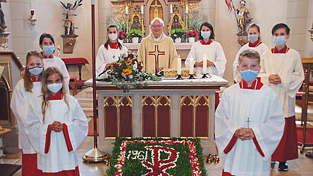 Pfarrer Hirsch mit seinen Ministranten in der Schambacher Pfarrkirche.