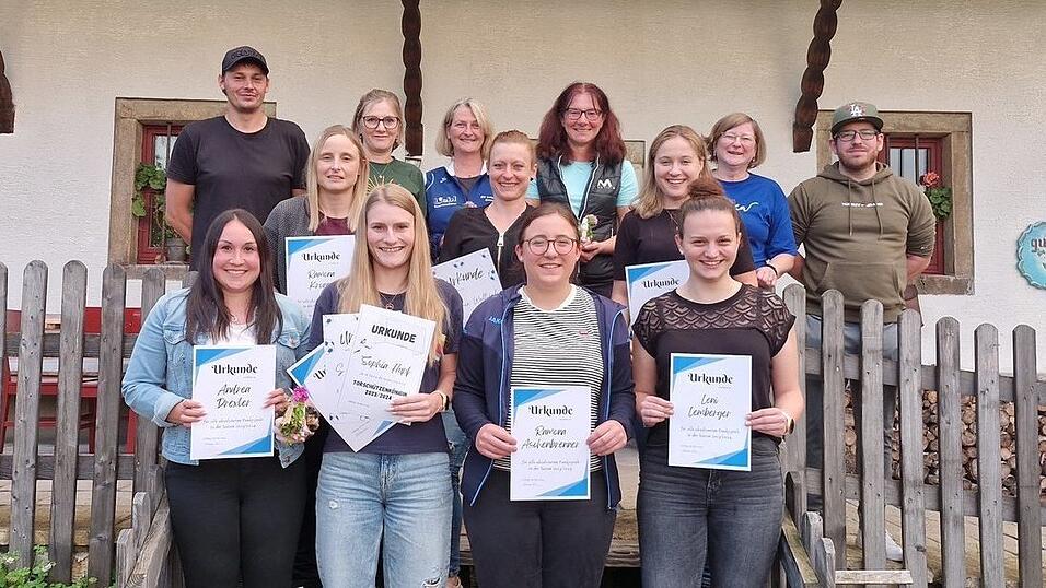 In den beiden vorderen Reihen sind die Aktiven, die f&uuml;r alle Spiele und die meisten Tore der Saison sowie zehnj&auml;hrige aktive Spielzeit ausgezeichnet wurden. Dahinter stehen die beiden Trainer Bernhard Seidl (l.) sowie Daniel Gaag (r.) und die vier einstigen Akteurinnen, die f&uuml;r die meisten Spieleins&auml;tze und Tore geehrt wurden.