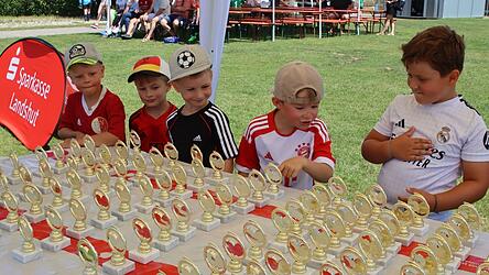 Der allererste Pokal - die Vorfreude bei den Bambini war nat&uuml;rlich entsprechend gro&szlig;.