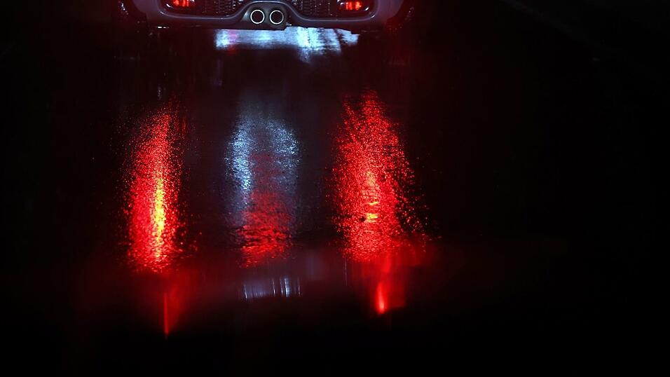 Mitten auf einer Bundesstra&szlig;e ist ein Autofahrer in seinem Wagen eingeschlafen. (Symbolbild)