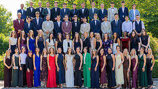 Sie haben beste Aussichten f&uuml;r die Zukunft: die 63 Absolventen des Abitur-Jahrgangs 2026 am Landauer Gymnasium an ihrem letzten Schultag.