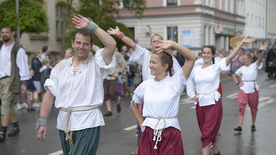 Zahlreiche Musik- und Trachtengruppen zogen nach dreij&auml;hriger Pause am Freitagabend zum Festplatz Am Hagen.&nbsp;
