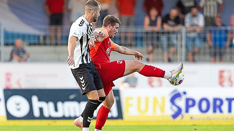 Mit dem Treffer zum zwischenzeitlichen 1:3 bei der 1:4-Niederlage gegen Burghausen hat Hankofens Andreas Wagner (r.) allein die Hälfte der Tore seiner Mannschaft in der bisherigen Regionalliga-Saison erzielt - nämlich vier. Mit dem Treffer zum zwischenzeitlichen 1:3 bei der 1:4-Niederlage gegen Burghausen hat Hankofens Andreas Wagner (r.) allein die Hälfte der Tore seiner Mannschaft in der bisherigen Regionalliga-Saison erzielt - nämlich vier.