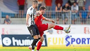 Mit dem Treffer zum zwischenzeitlichen 1:3 bei der 1:4-Niederlage gegen Burghausen hat Hankofens Andreas Wagner (r.) allein die Hälfte der Tore seiner Mannschaft in der bisherigen Regionalliga-Saison erzielt - nämlich vier.