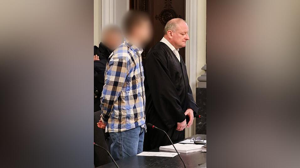 Wegen Mordes an seiner Mutter und Großeltern angeklagt: Ein 28-Jähriger steht in Zwickau vor Gericht. Wegen Mordes an seiner Mutter und Großeltern angeklagt: Ein 28-Jähriger steht in Zwickau vor Gericht.