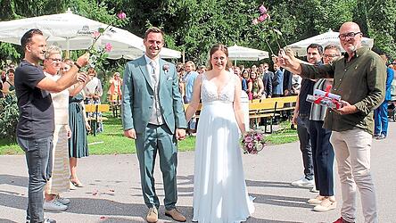 Patrick Weickl und Bianca Pflanz bei ihrer Trauung in Weihern am See.