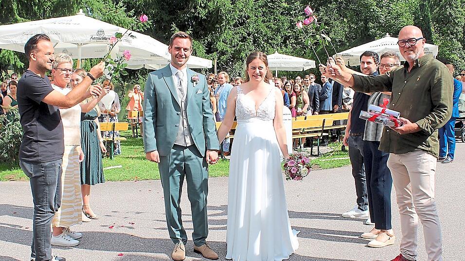 Patrick Weickl und Bianca Pflanz bei ihrer Trauung in Weihern am See.