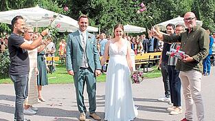 Patrick Weickl und Bianca Pflanz bei ihrer Trauung in Weihern am See.