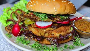 Die Milzwurst wird normalerweise mit Kartoffelsalat, Bratensoße und süßem Senf serviert. Für dieses Rezept landet sie jedoch in einem Burger.