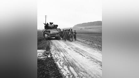Ein amerikanischer Shermanpanzer mit deutschen Kriegsgefangenen in der Nähe von Lindkirchen. Das Bild entstand kurz vor dem sinnlosen Kampf.