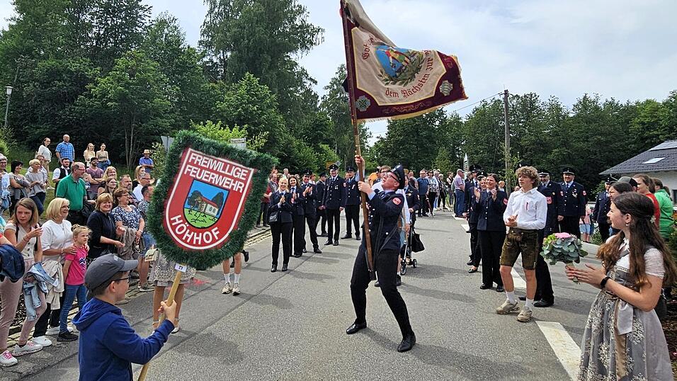 Die Fahnenschwenker zeigen ihr K&ouml;nnen beim Festzug am Abschlusstag des 150-j&auml;hrigen Gr&uuml;ndungsfestes der feuerwehr Neuhaus.