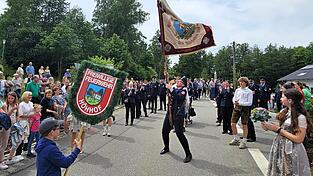 Die Fahnenschwenker zeigen ihr Können beim Festzug am Abschlusstag des 150-jährigen Gründungsfestes der feuerwehr Neuhaus.